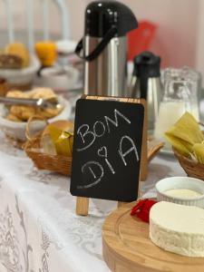 um sinal que diz bonança numa mesa com queijo em POUSADA BELLA CANASTRA em Piumhi