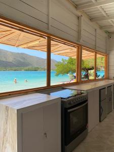 una cucina con bancone e vista sulla spiaggia di Aqua Vista La Ciénaga a Ocumare de la Costa
