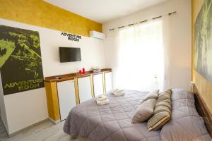 Televízia a/alebo spoločenská miestnosť v ubytovaní Cineroma Guesthouse