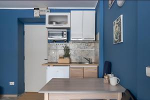 Cozy apartment near the sea في تالين: مطبخ مع طاولة وميكروويف