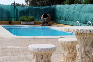Bazén v ubytovaní Casas de Madera Los Molinos alebo v jeho blízkosti