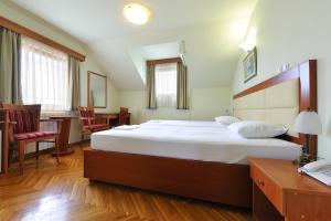 Postel nebo postele na pokoji v ubytování Hotel Sucevic Garni + 28 fotografií