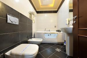 Ένα μπάνιο στο Hotel Sucevic Garni