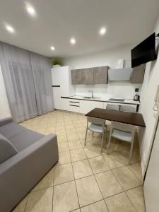 uma cozinha com mesa e cadeiras num quarto em Appartamento La Mola em Varazze