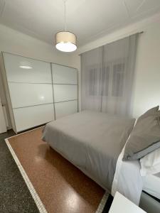 um quarto com uma cama grande e uma luz em Appartamento La Mola em Varazze