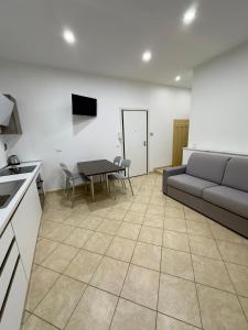 uma sala de estar com um sofá e uma mesa em Appartamento La Mola em Varazze