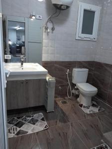 een badkamer met een wastafel en een toilet bij Luxury Sea-view 2 bedrooms apartment in Hadaba in Sharm El Sheikh