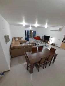 een woonkamer met een bank en een tafel bij Luxury Sea-view 2 bedrooms apartment in Hadaba in Sharm El Sheikh
