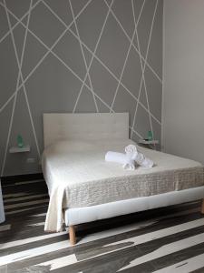 Un pat sau paturi într-o cameră la Room Rental