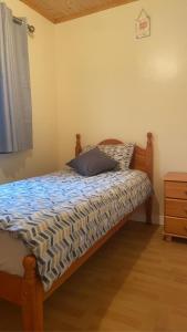 een slaapkamer met een bed met een kussen erop bij Eileen’s Cottage in Donegal