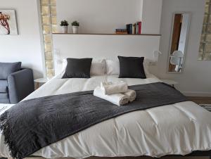 Sella的住宿－阿羅亞圖里斯伊薩托妮公寓，一张白色的大床,带两条毛巾