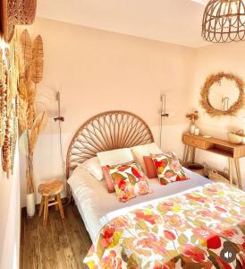 1 dormitorio con 1 cama con cabecero de madera en La grange des amoureux piscine jacuzzi et massages, en Le Beausset