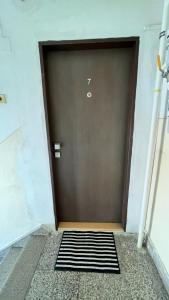 una puerta marrón con una rejilla delante de ella en Apartment Ostrava, en Zábřeh nad Odrou