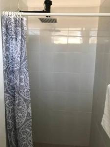 a shower with a curtain in a bathroom at Casa Colibrí Apartamento 7C in Guatemala