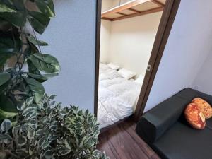 espejo reflejo de un dormitorio con cama en Hakodate Natsumi - Vacation STAY 90771v, en Hakodate
