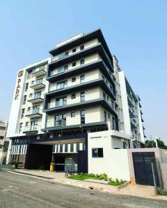 un gran edificio de apartamentos en el lateral de una calle en Park Apartments en Accra