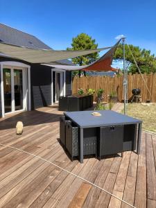 Patio alebo iná vonkajšia časť ubytovania Villa ensoleillée à Bretteville-sur-Ay avec piscine privée