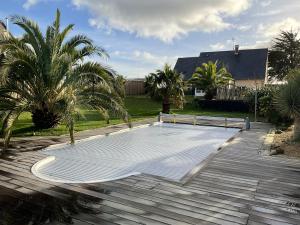 Vonkajšia záhrada v ubytovaní Villa ensoleillée à Bretteville-sur-Ay avec piscine privée