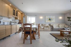 Køkken eller tekøkken på Spacious apartment in Alvor - 100 m² with shared pool