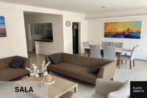 Apartamento nuevo en Veracruz Centro في فيراكروز: غرفة معيشة مع أريكة وطاولة