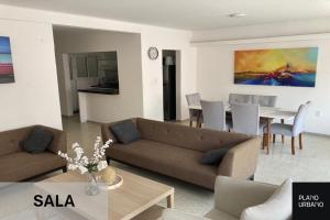 a living room with a couch and a table at Apartamento nuevo en Veracruz Centro in Veracruz