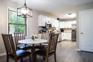 a kitchen and dining room with a table and chairs at Modern Mountain - Welcoming House in Tennessee in Sevierville