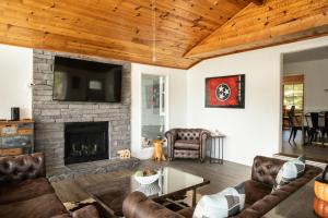 a living room with a fireplace and a tv at Modern Mountain - Welcoming House in Tennessee in Sevierville