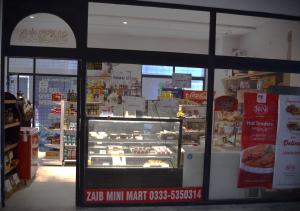 een winkel voor een bakkerij met een uitstalling van gebak bij LandmarkIII Apartment in Islamabad