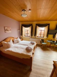 Landpension und Reiterhof Peter Fiala في Utzberg: غرفة نوم بسرير كبير في غرفة