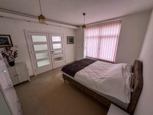 une chambre avec un lit et une fenêtre dans l'établissement Mirror Apartment, à Novi Pazar