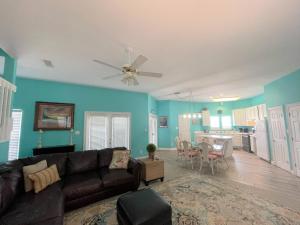 Et tv og/eller underholdning på Barton's Beach House-350 S Breakers