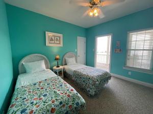 En eller flere senge i et værelse på Barton's Beach House-350 S Breakers + 41 billeder