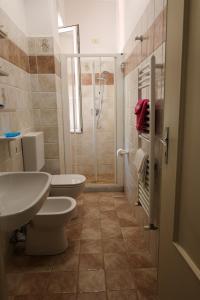 La salle de bains est pourvue de toilettes, d'un lavabo et d'une douche. dans l'établissement Appartamentino Nadia, à Monterosso al Mare