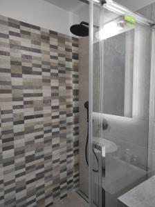 アダマスにあるVythosのバスルーム(ガラス張りのシャワー、シンク付)