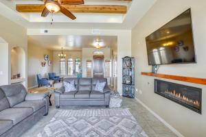 Χώρος καθιστικού στο Unique Las Cruces Home with Patio and Gas Grill!