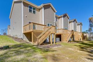 uma casa grande com uma escada de madeira em frente em Aberdeen Townhome with Deck Perfect For Golfers! em Aberdeen