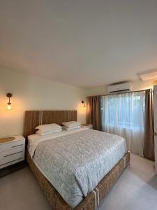 Un dormitorio con una cama grande y una ventana en Green Island Inn en Fort Lauderdale