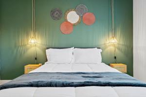 sypialnia z białym łóżkiem z 2 lampami w obiekcie Charming Oasis 10 Min to Parks Pets Allowed w Orlando