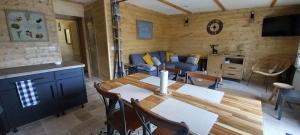 ein Esszimmer und ein Wohnzimmer mit einem Tisch und Stühlen in der Unterkunft Le Clos du Jardinier in Châtillon-sur-Seine