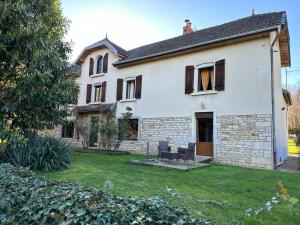 a white house with a lawn in front of it at Gîte la corne aux vaches in Frétigney-et-Velloreille