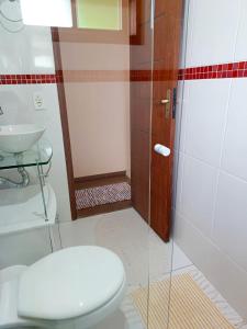 a bathroom with a toilet and a sink at Casa Canto Verde in Visconde De Maua