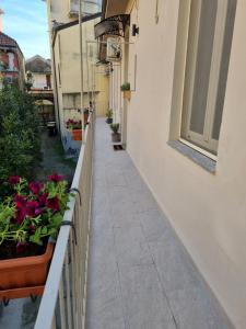 卡薩萊蒙費拉托的住宿－Cà Fiamma，建筑一侧带鲜花的阳台