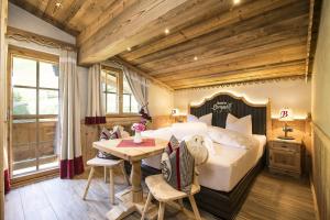 A bed or beds in a room at Luxus Chalet Bischofer- Bergwelt