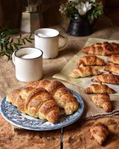 uma mesa com um prato de pastelaria e uma chávena de café em B&B Il Mulino em Osteria di Novoli