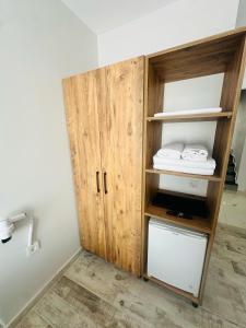 Habitación con armario de madera y toallas. en The Han YK Hotel, en Avcılar