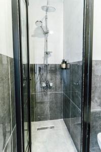 y baño con ducha y puerta de cristal. en The Han YK Hotel, en Avcılar