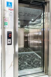 un ascensor en un edificio con un cartel. en The Han YK Hotel, en Avcılar