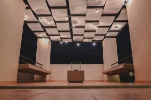 Alcazar Suites Deluxe في سالتا: غرفه كبيره بمسرح وشاشه كبيره