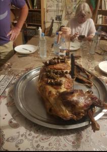 un grande pezzo di carne su un piatto su un tavolo di Camping-Auberge Odette du Puigaudeau et Aziza ad Atar