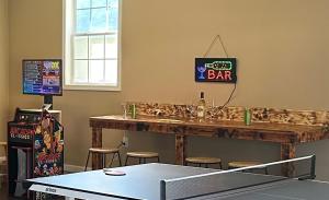 - une table de ping-pong dans une salle avec un bar dans l'établissement Bears Valley Inn - Great Mtn Views - Private Pool Club - Less than 15 Min to Attractions - EZ Access Roads - Luv Dogs!, à Sevierville
